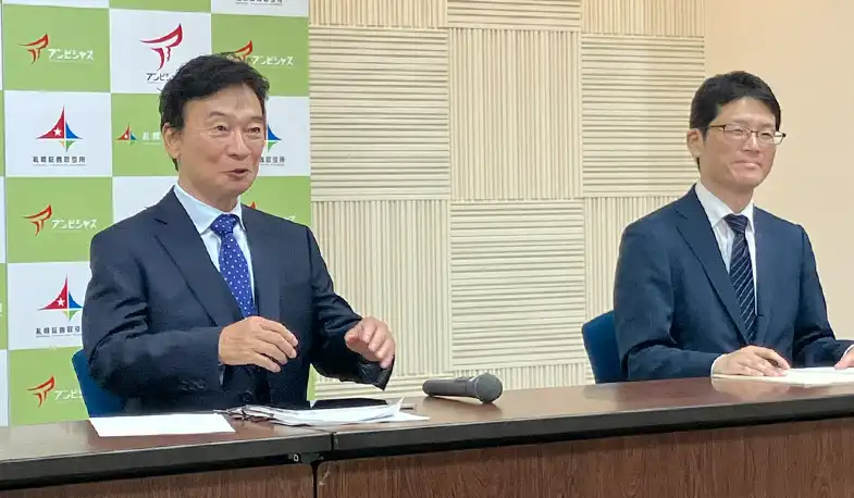 上場が承認されたピーエイの加藤社長（左、7月18日、札証）