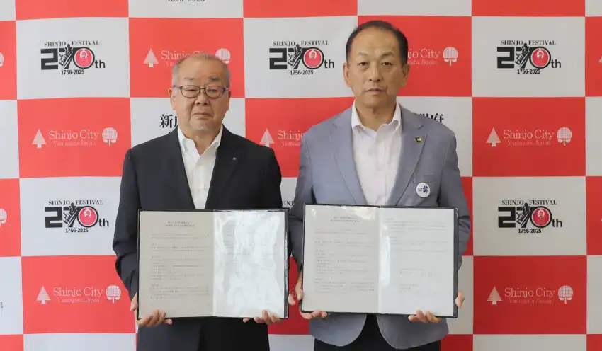 協定を結んだ（左から）井上理事長と山科市長（7月15日、新庄市役所、新庄信金提供）