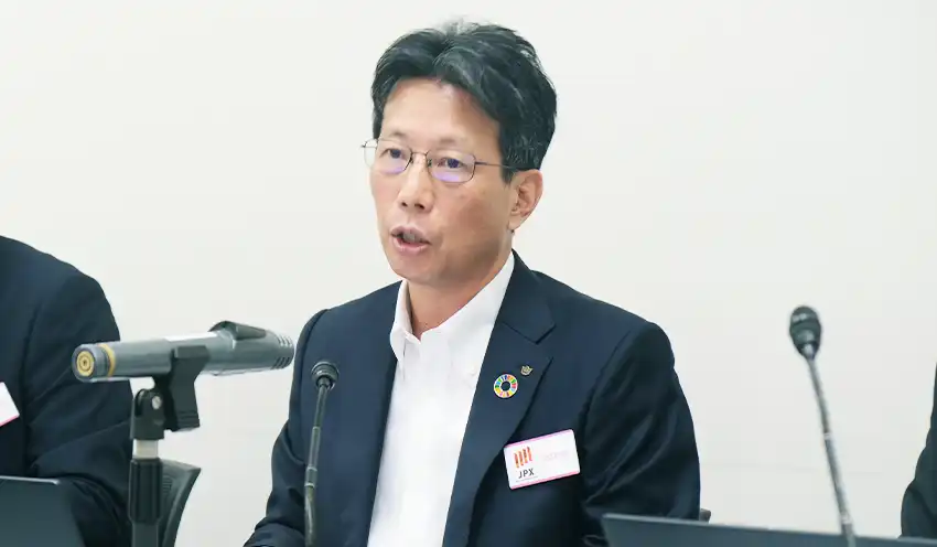 決算説明会見で話す大和証券グループ本社・吉田光太郎CFO（7月30日、東証）