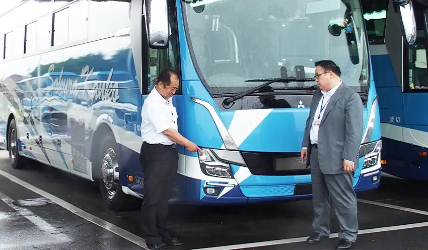 さくら自動車の渡辺博行取締役（左）から設備投資について説明を受ける浅井支店長（7月15日、さくら自動車本社）