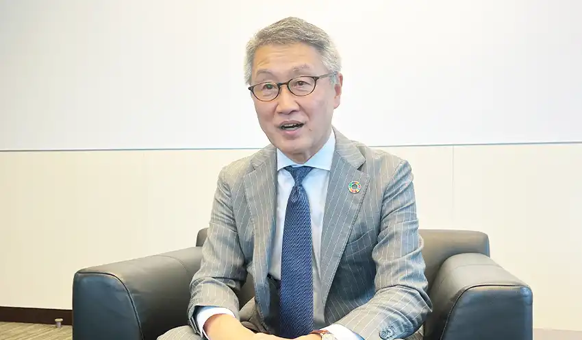 インタビューに応じる山崎社長（7月14日、大手町タワー）