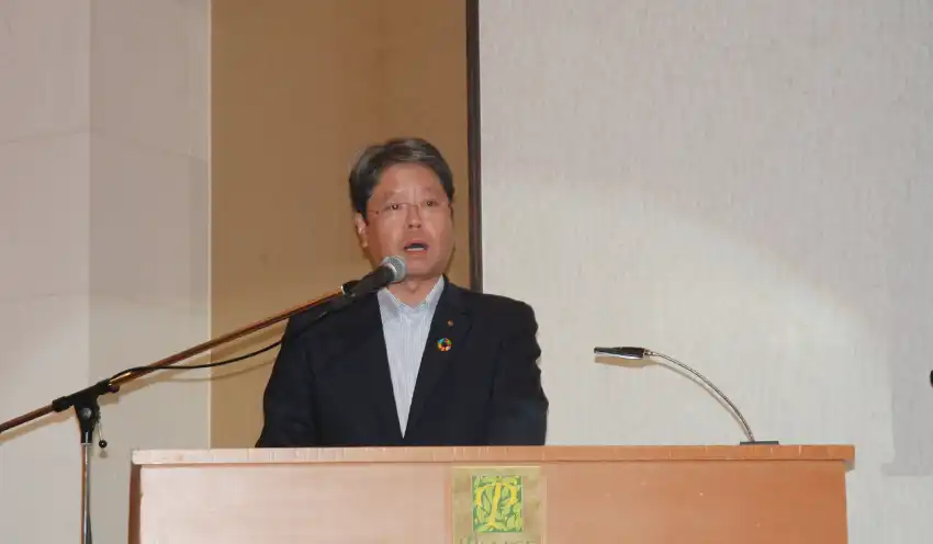 取り組みを話す佐藤頭取(7月28日、山形市内)