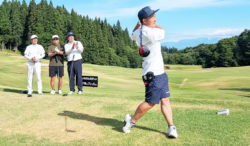 プレーを見守る山口理事長(左奥、7月28日、山形ゴルフ倶楽部、山形信金提供)