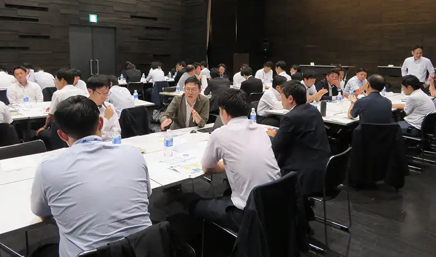 討議する都留信組の職員ら（7月15日、富士吉田市民会館、山梨県信保協提供）