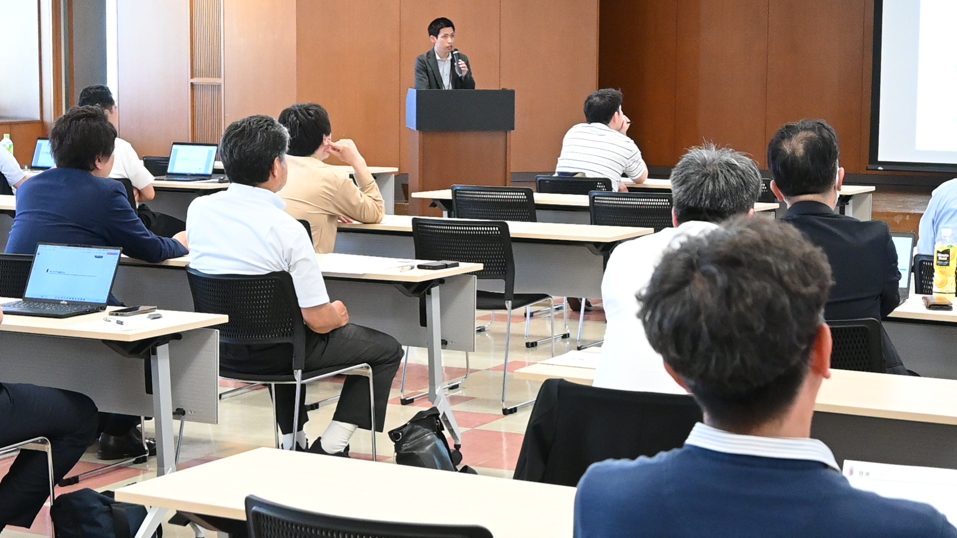 セミナーでは炭素賦課金や排出量取引などカーボンプライシングについて説明された（7月28日、青森みちのく銀本店）