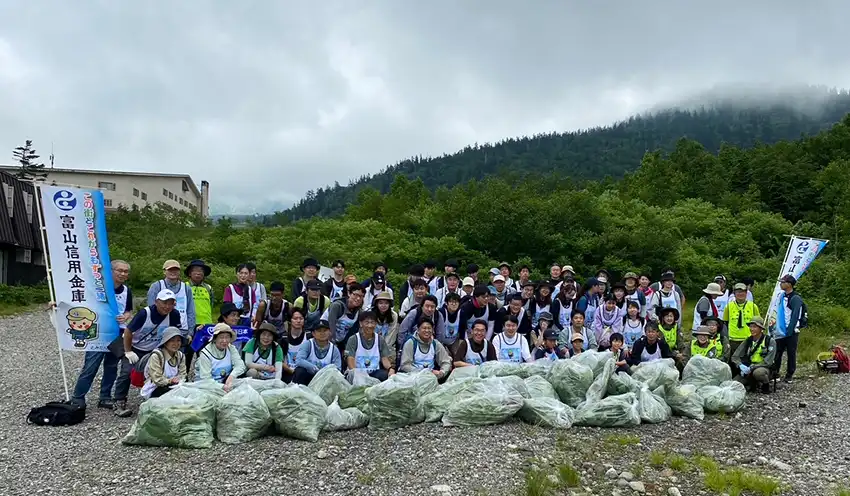 外来植物除去活動に参加したメンバーたち(7月27日、立山・弥陀ケ原、富山信金提供)