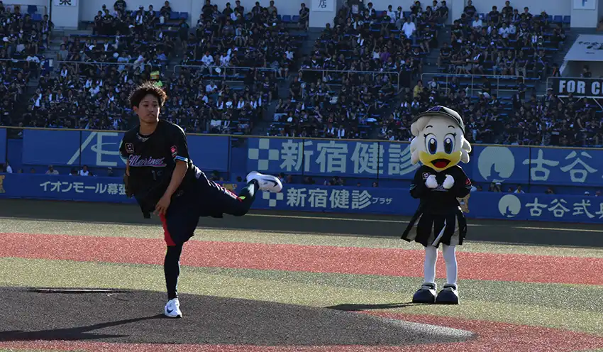 始球式に臨む大須賀さん（7月21日、ZOZOマリンスタジアム）