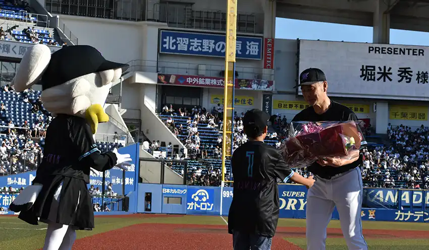 吉井監督に花束を渡す堀米くん（左、7月21日、ZOZOマリンスタジアム）