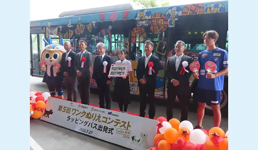 バスの出発式に参加した開地頭取(左から3人目。7月27日、スタジアムシティホテル長崎)