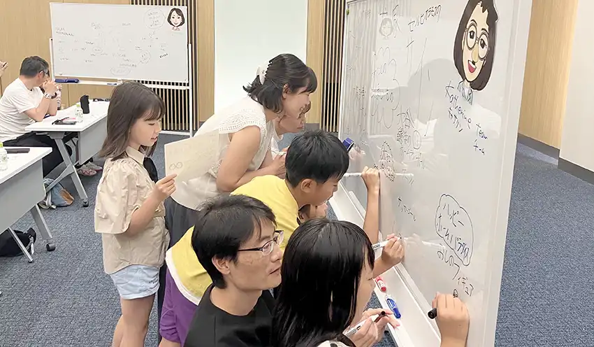 親子が相談しながら一番欲しいものを書き出した(8月1日、北国銀本店)