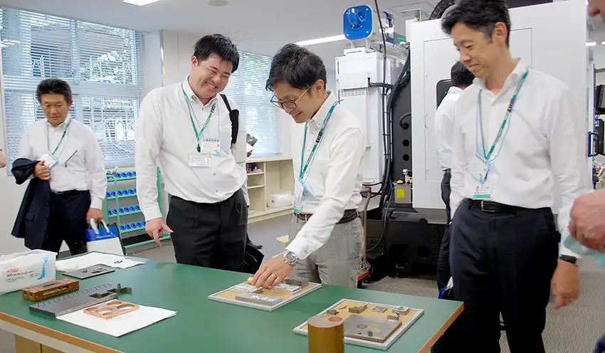 研究施設を見学する平塚信金職員(8月5日、東海大湘南キャンパス)