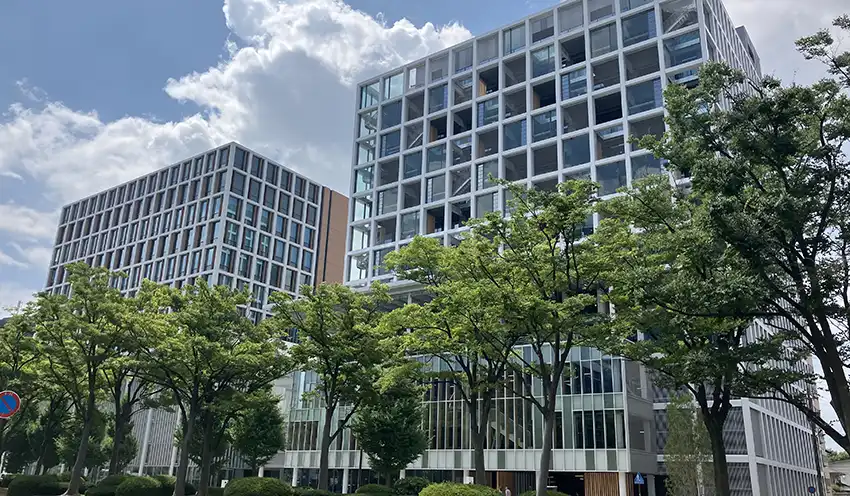 本店（左）隣にテナントオフィスを新築した（8月5日）