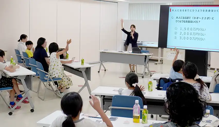 クイズ形式でお金について学ぶ小学生（8月5日、神奈川銀本店）
