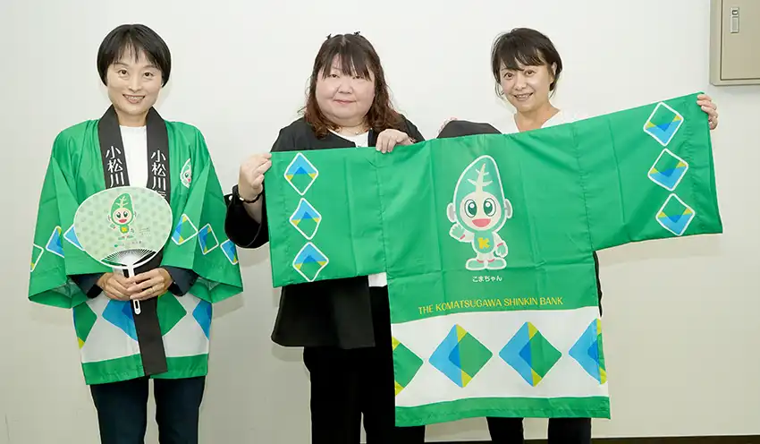 金庫のロゴやキャラクターを法被に取り入れた（８月５日、本部）