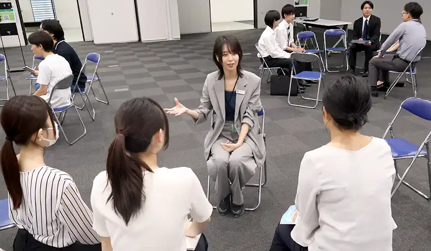 社員座談会でフリートークする名古屋銀の行員（８月５日、ウインクあいち）