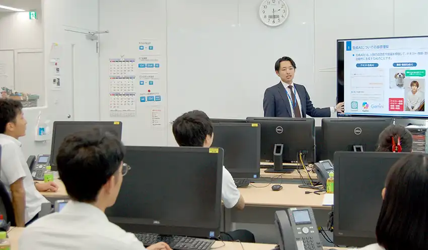 生成AIの授業をした斉藤マネージャー（中央、8月5日、SBI損保東日本コンタクトセンター）