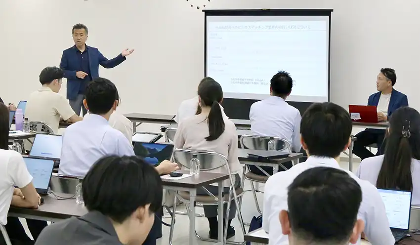 研修講師を務める松井慶彦企画部理事部長（8月6日、荏原支店）