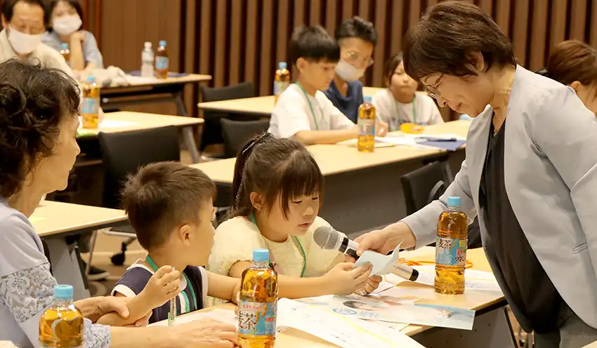 収支管理を学ぶゲームを体験する子どもたち（8月6日、本店）