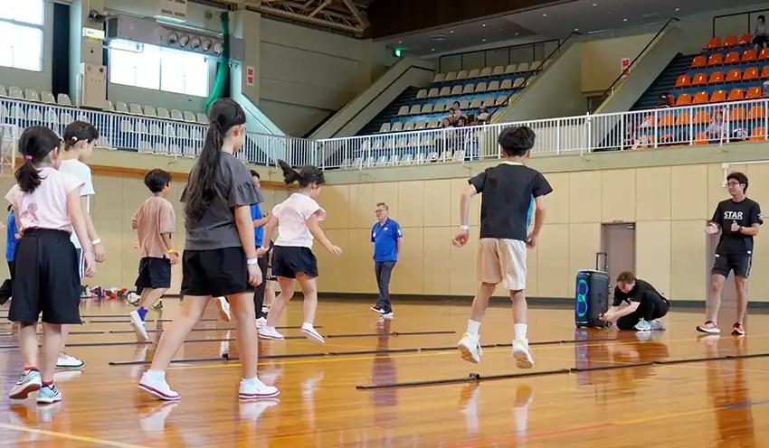 参加した小学生たちはリズムに合わせて体を動かした（8月8日、桑名市内）