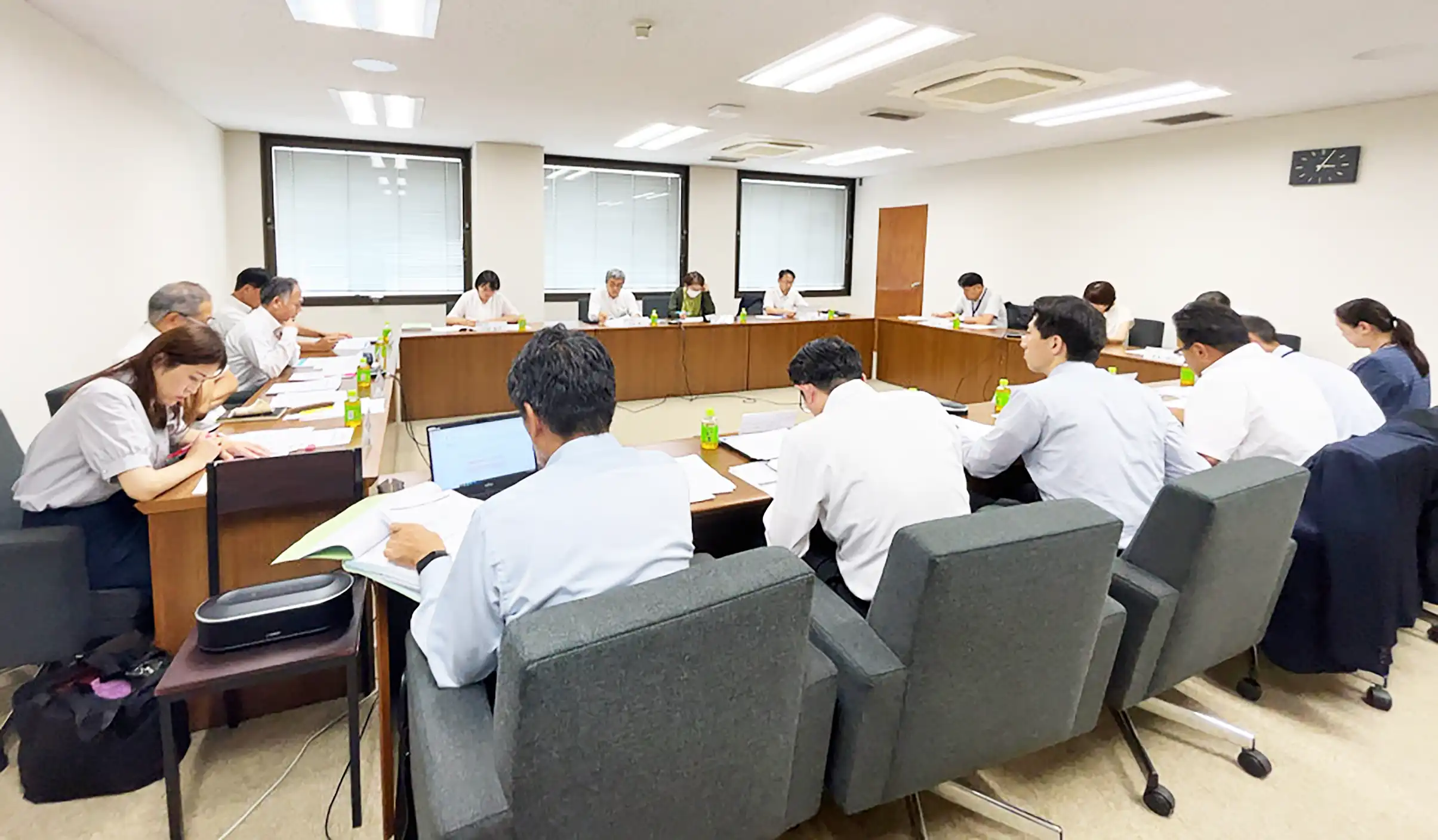 7信金の担当者が集まった意見交換会（7月18日、信金中金岡山支店提供）