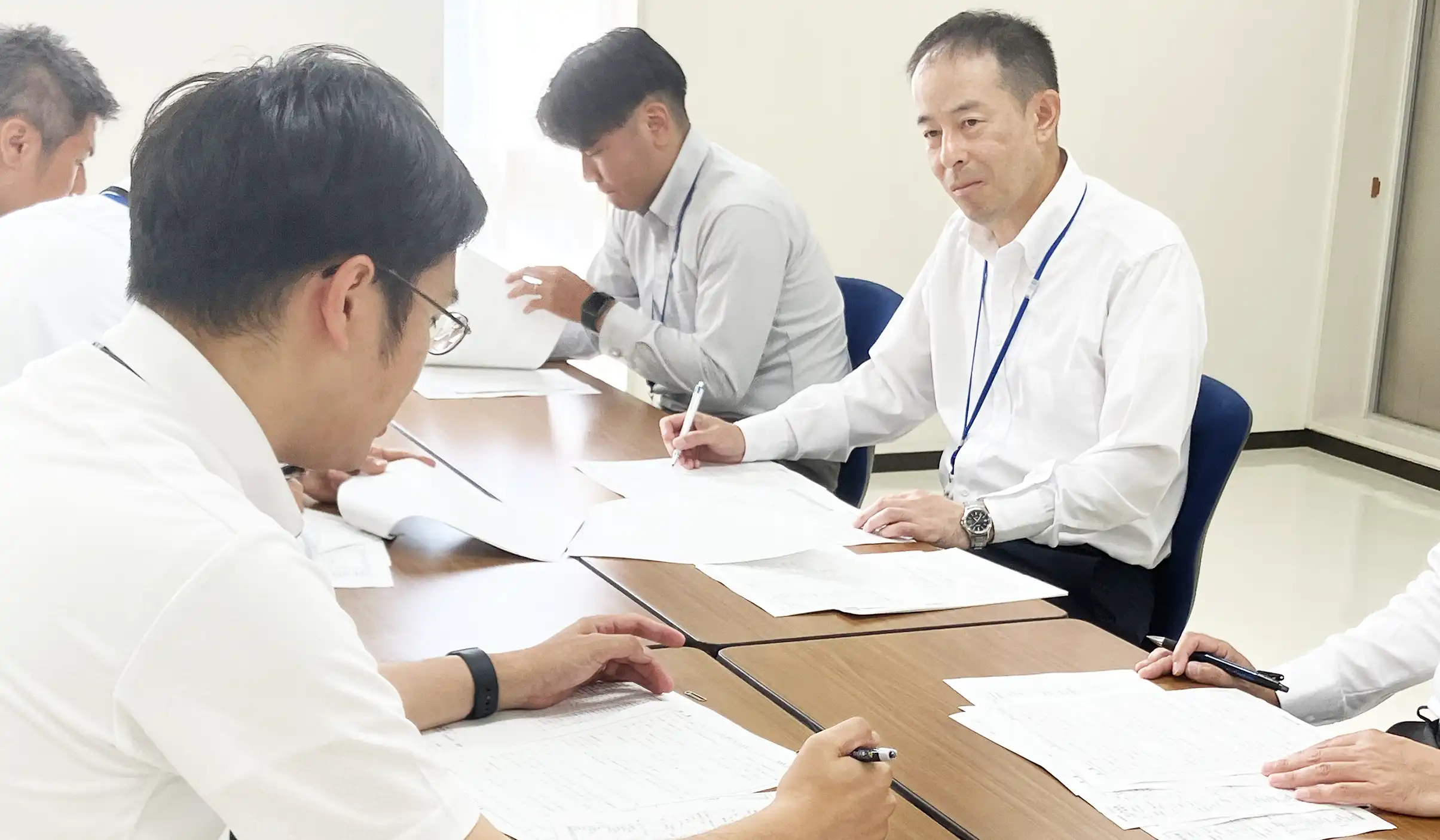 職員とミーティングする西代支店長（右、7月28日、天白支店）