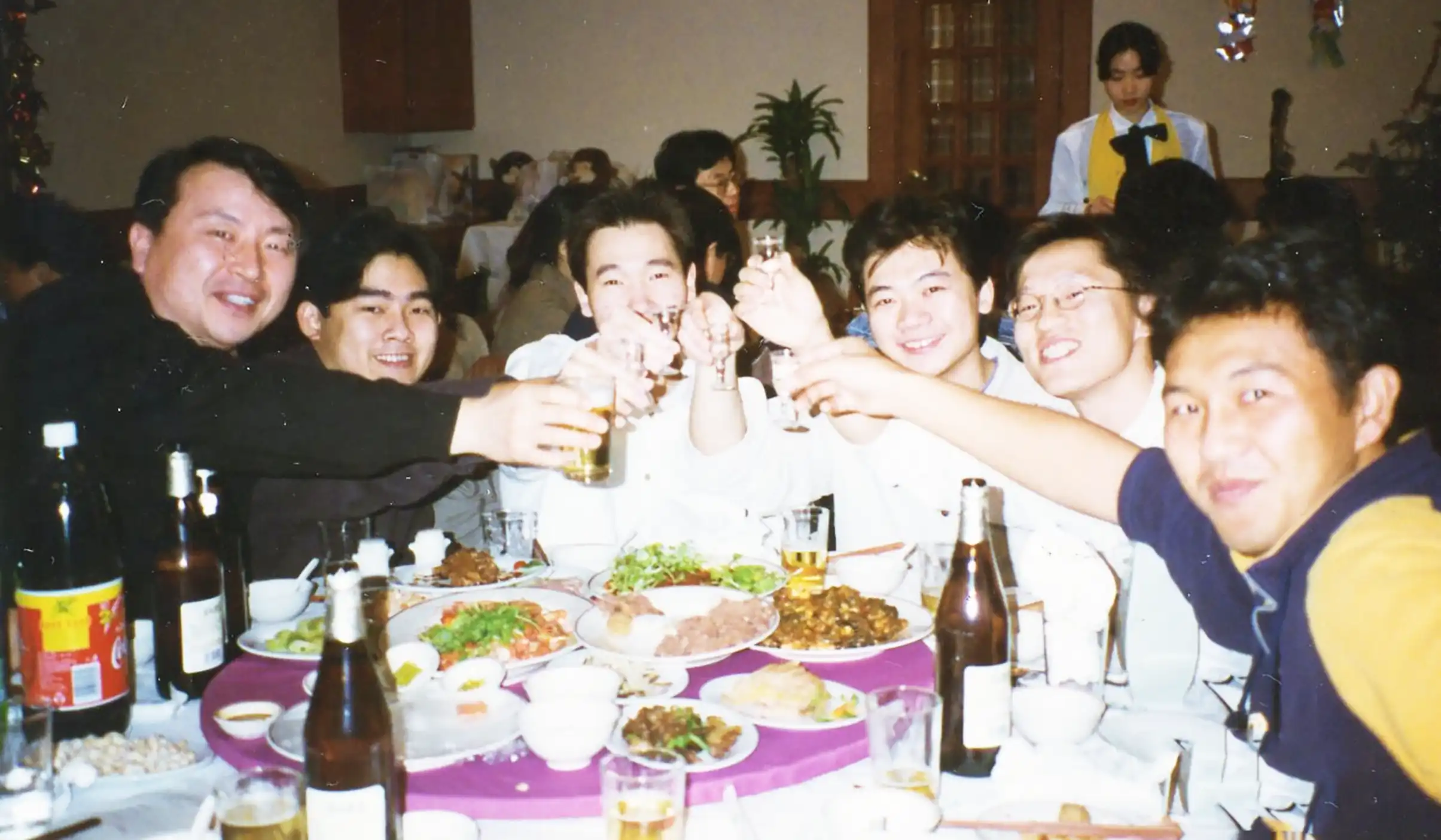 韓国やマレーシアからの留学生と食事する吾妻氏（右端、1997年12月22日、上海市内のレストラン、本人提供）