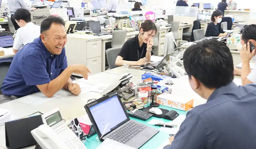 南支店の行員と話す吾妻氏（左、7月11日、南支店）