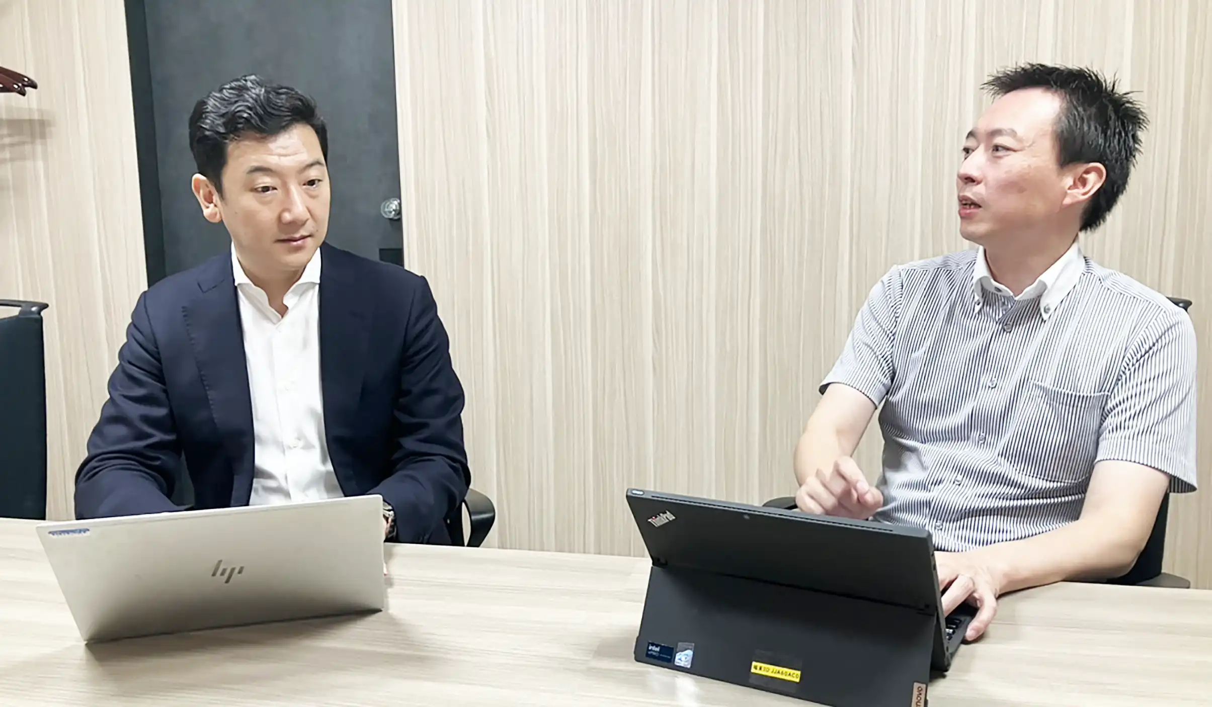 IGSの担当者と打ち合わせをする人事部の梶崇司・主任調査役（右、8月7日）