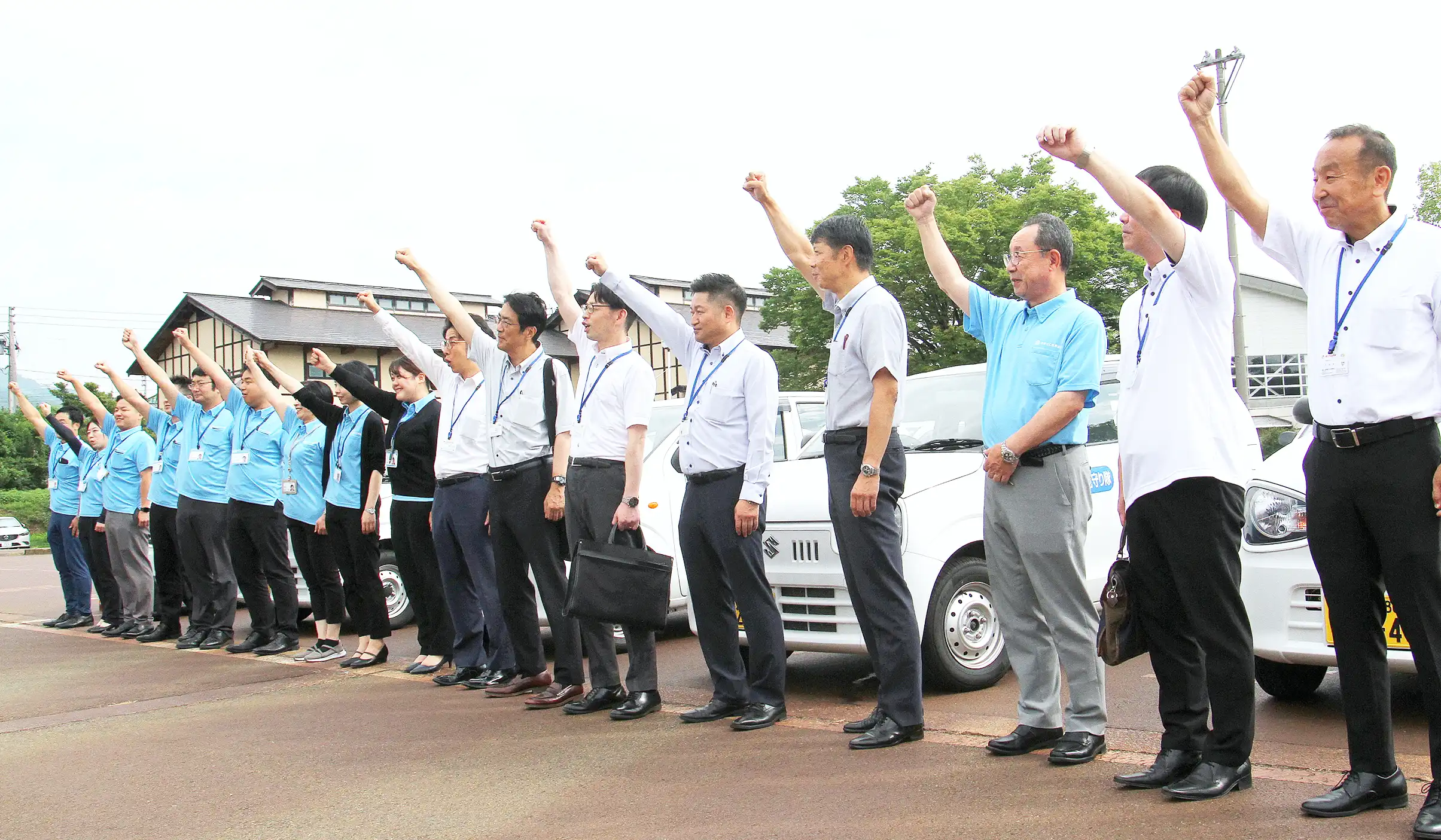 ペア訪問へ気勢をあげる参加各信組とゆきぐに信組のメンバー（8月5日、新潟県南魚沼市の塩沢宿牧之通り駐車場）