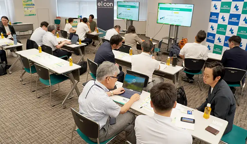 ワークショップではeiiconの担当者がメンターになり、新事業への取り組みをまとめた（8月22日、名古屋市）