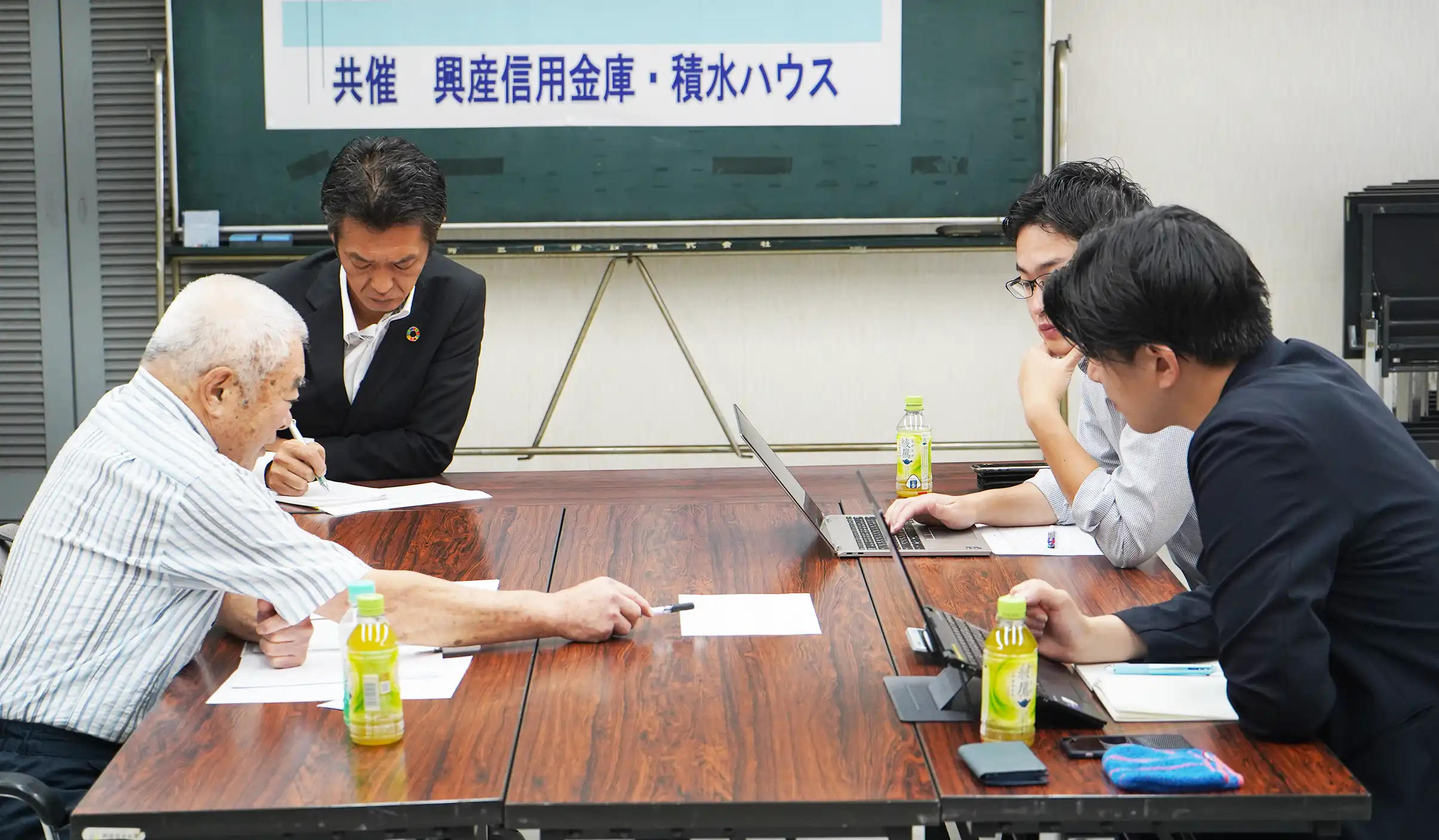 賃貸経営の悩みについて相談する取引先(左、8月21日、城西支店)