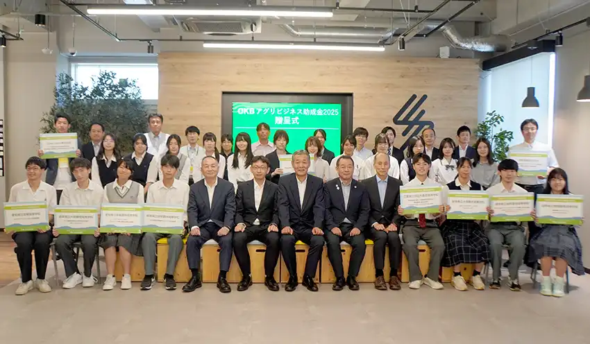 受賞者と林敬治頭取（中央、８月21日、岐阜大学、同行提供）