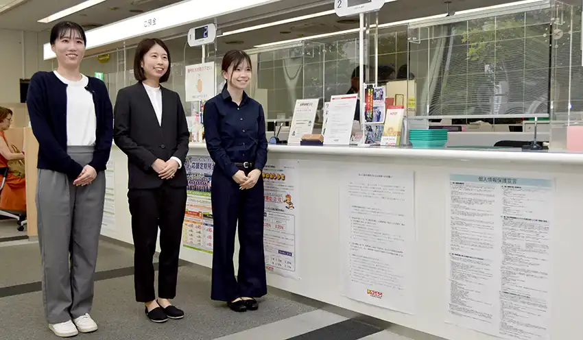 「ケンシンビジネススタイル」で来店客を出迎える職員(8月6日)