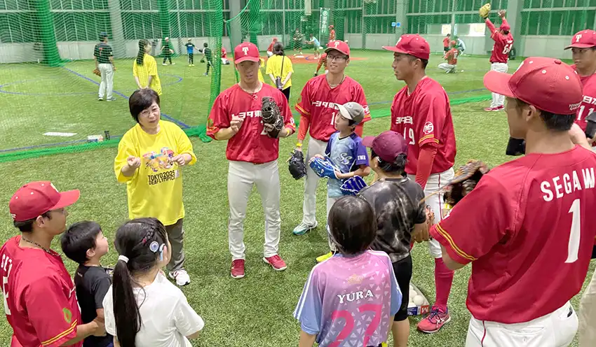 トヨタ自動車東日本硬式野球部の選手らが子供たちを指導した（8月23日、森山室内練習場、岩手銀提供）