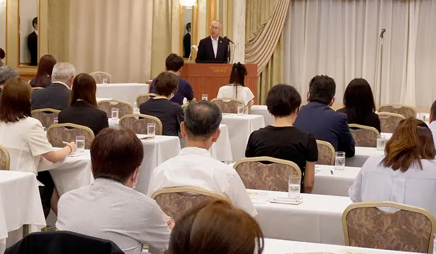女性活躍推進の支援状況を説明する藤原頭取（8月25日、名古屋市）