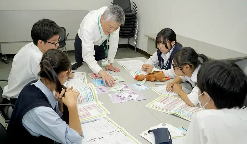 マネープランゲームで今後必要な資金をイメージした(8月28日、小松川信金本部)