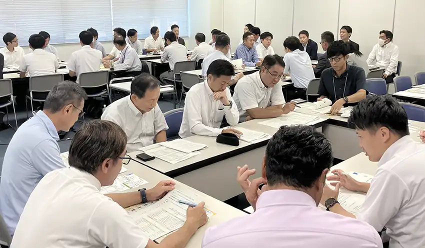 各班では福井拠点のコーディネーターがファシリテーターとなり議論を進めた(8月28日、福井市内)