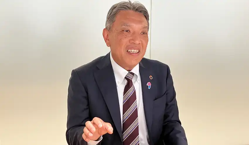 インタビューに答える阪口社長（8月18日、本社）