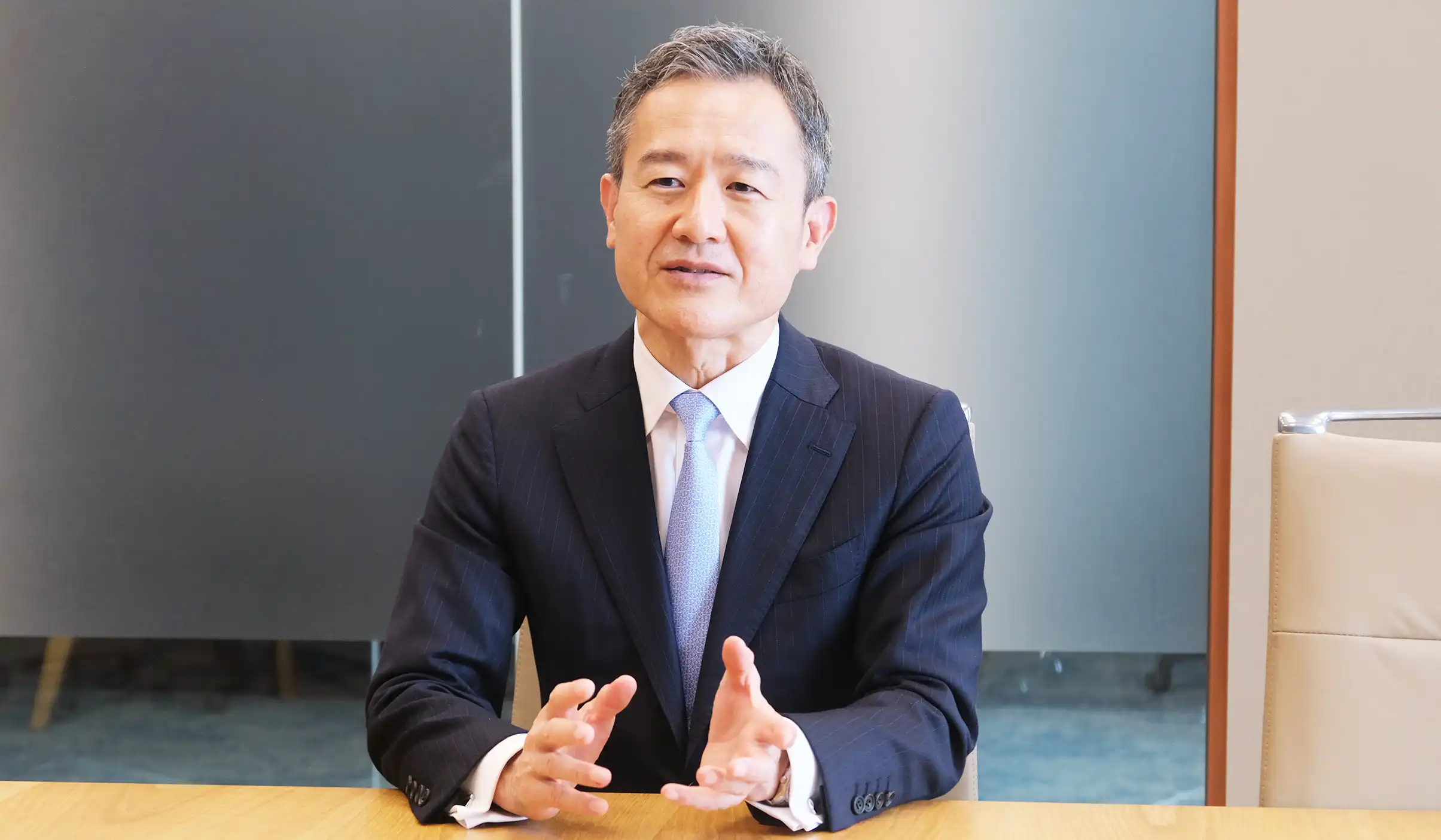 インタビューに応じる長澤社長
