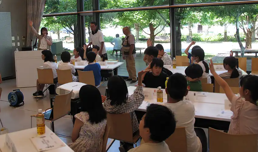 りそなAM社員が講師役としてお金の知識を教えた(8月3日、ぎふメディアコスモス)