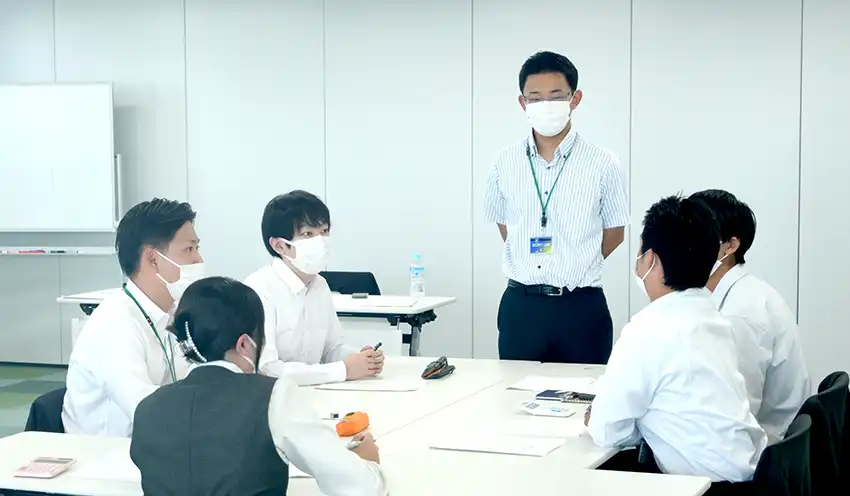 事業者ローンコースで講師を務めた長谷部課長（7月26日、石巻信金の総合相談センター）