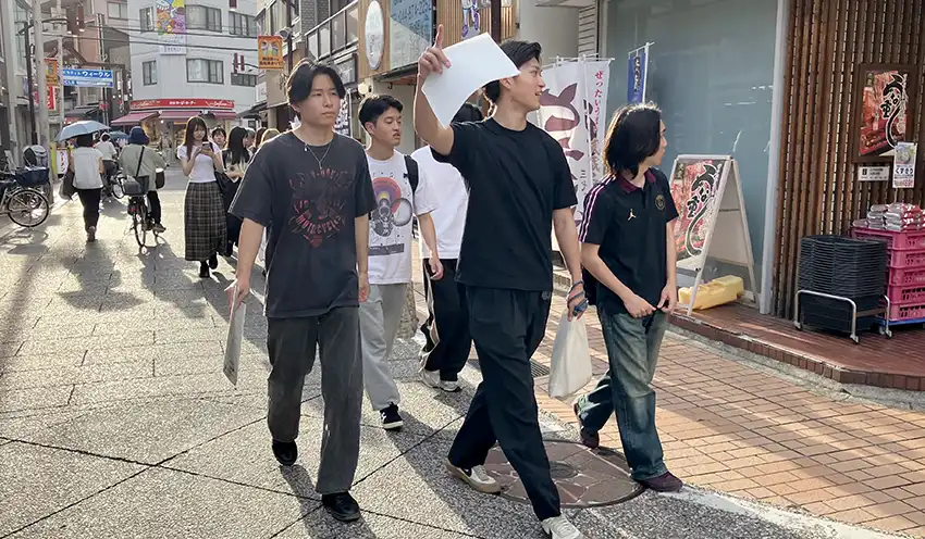 商店街を見て回る専修大の学生（6月23日、モトスミ・ブレーメン通り商店街）