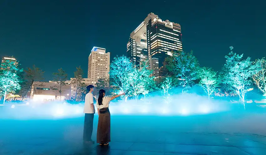 ライトアップされた幻想的な空間に出現した「雲海」（8月5日、グラングリーン大阪、MUIC提供）