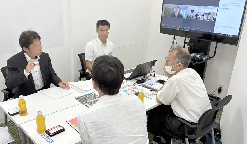 アドバイスする山形県よろず支援拠点のコーディネーター（左、8月5日、山形市内）