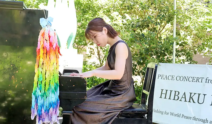 被爆ピアノの音色を響かせた広島銀行古市支店の川村菜々子さん（7月28日、ひろぎんHD本社ビル）