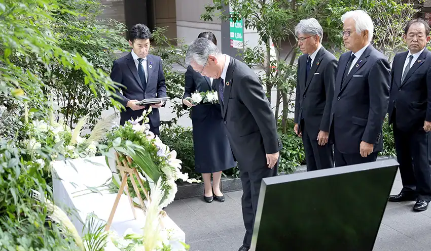 部谷社長ら役員職員6人が物故者慰霊碑に黙とうし、献花した(8月6日8時16分、ひろぎんHD本社ビル)