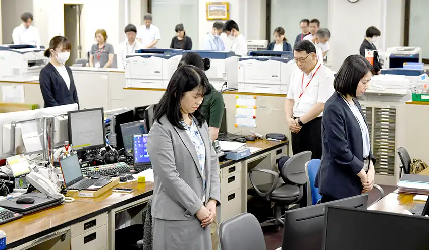 黙とうするもみじ銀行の本部行員(8月6日8時30分)