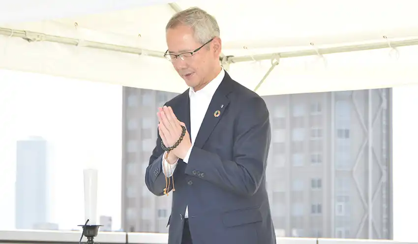 慰霊碑に手を合わす広島信金の川上武理事長(8月6日8時40分、本店)