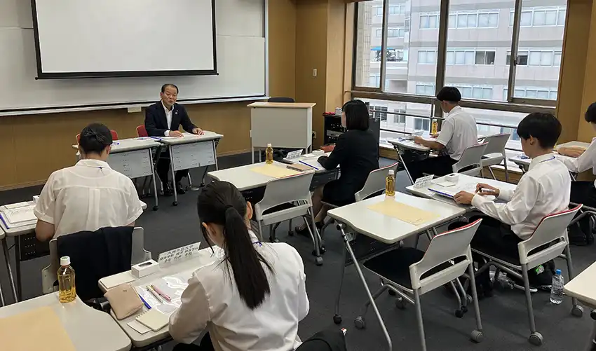 インターンシップの概要や注意点などを説明する営業本部地域貢献課の中谷満俊課長(8月7日、九州産業大)