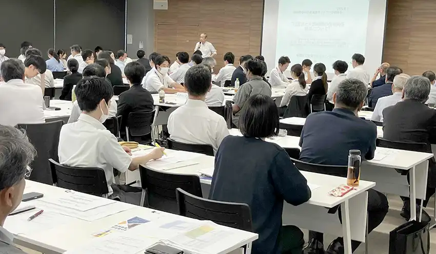 セミナーを受講する参加者（8月7日、KITENビル、宮崎県信保協提供）